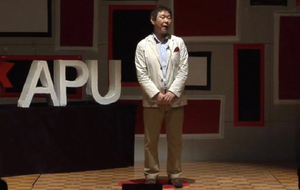 演説する様子